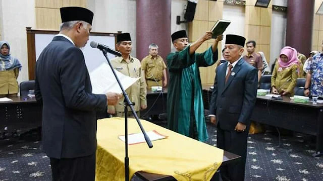 Wako Padang Mahyeldi melantik Syahrial Kamat sebagai Kepala Dinas Pertanian Kota Padang.