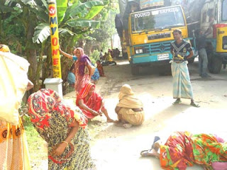 বেনাপোলে চোরাকারবারীদের গ্যাঁড়াকলে শতাধিক নারী-শিশু by মো. আজিজুল হক