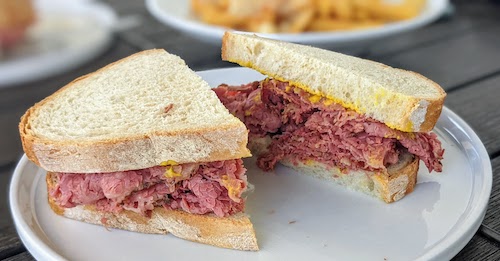 Montréal smoked meat sandwich