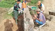 KERJAKAN CLONENG BETON JEMBATAN,SATGAS TMMD DIBANTU WARGA.
