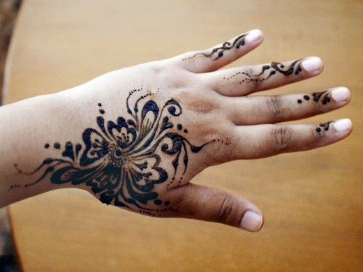 These simple mehndi designs for hands and feet are very suitable for 
