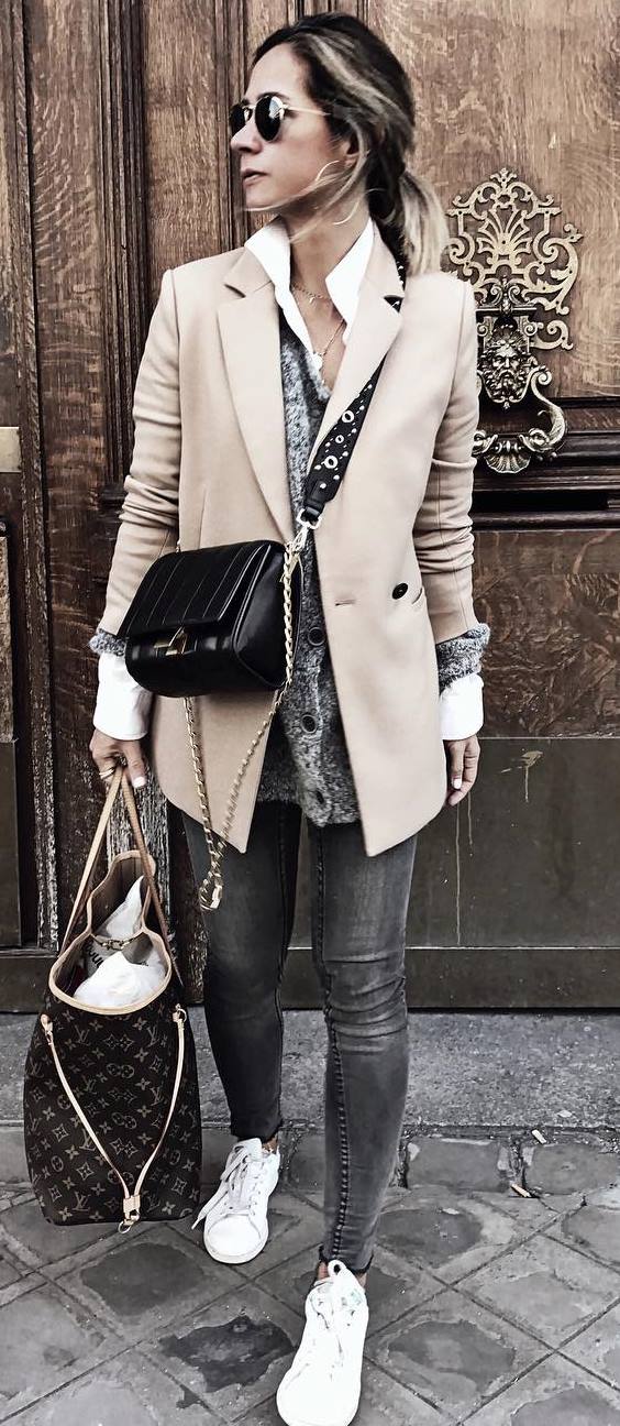 casual office style addict_nude blazer + cardi + shirt + bag + skinny jeans + sneakers