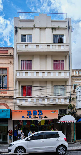 Um pequeno edifício na Rua Pedro Ivo