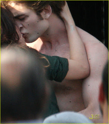 robert pattinson and kristen stewart kissing new moon. Kristen, Robert and costar