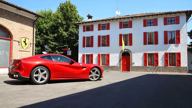 Wallpaper Mobil Sport Ferrari Teranyar