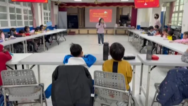 ▲彰化市東區健康促進特色學校國聖國小，於寒假第一天正式啟動為期一週的「國際教育營隊」，課程內容結合多元文化與語言學習，吸引低年級至高年級學生熱烈參與。 （記者林明佑翻攝）
