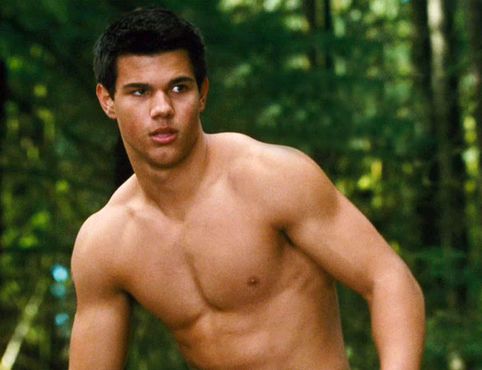  Justin Bieber crooned in white, and Taylor Lautner scooped up a handful 