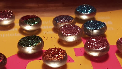 Glass beads with glitter