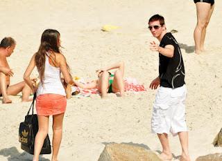 Lionel Messi With Girlfriend In The Beach Photo