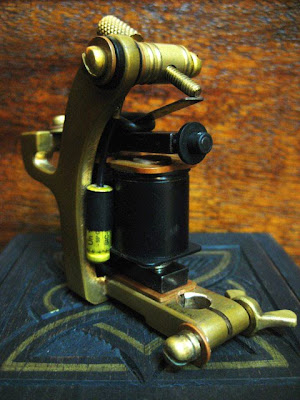 tattoo jan smit. Handmade tattoo machine; photo courtesy Pierre Bong a Jan