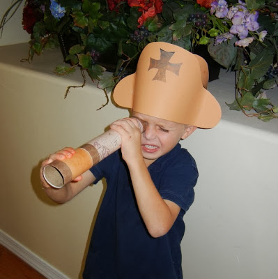 Parents can help kids make telescope from paper tube and let them to look through the telescope in search of land, sea, sky and whatever else they choose