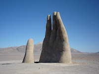 Скульптура "Рука пустыни" в Атакаме
