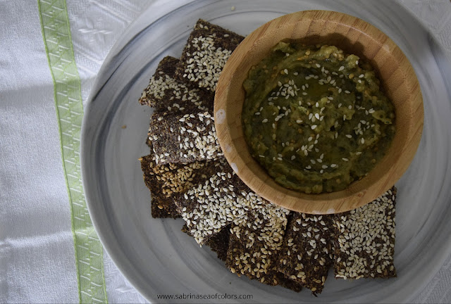 Crackers de linaza y sésamo con babaganoush