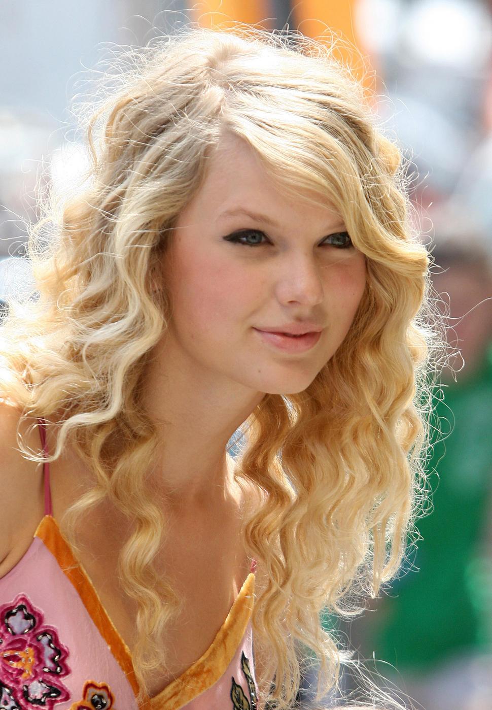 Taylor Swift Natural Hair, Long Hairstyle 2011, Hairstyle 2011, New Long Hairstyle 2011, Celebrity Long Hairstyles 2011