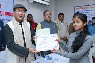 Samir-mahaseth-gives-certificate-khadi