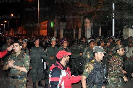 بالصور.. آلاف المتظاهرين يتخطون حواجز الحرس الجمهوري ويحاصرون «الاتحادية»