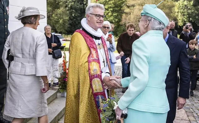 Queen Margrethe was welcomed by Bishop Peter Birch. The Queen wore a light blue blazer and skirt. Pearl brooch