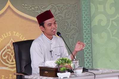 Penguasa yang zalim lantaran ia banyak penyimpangan dan pelanggaran, fasiq, korup, otoriter, kesesatan, kufur, menentang hukum Allah Azza wa Jalla.  Selalu ada sejak pasca masa-masa khulafa’ur rasyidin hingga sekarang. Mereka memusuhi ulama dan para da’i Islam, bahkan mengejar, mengirim mata-mata, memenjarakan dan membunuhnya, namun ada pula yang justru ‘dibeli’ untuk kepentingan “status quonya”.  Para ulama dan da’i tersebut menjadi skrup penguat kedudukan penguasa tersebut. Namun, pada umumnya para ulama dan da’i selalu berseberangan dan menjadi penentang utama penguasa yang zalim, bahkan manusia secara umum tidak akan sejalan dengan penguasa seperti itu.  Bagaimana Islam menyikapi penguasa yang zalim? Paling tidak, ada tiga tahapan yang bisa dilakukan untuk menyikapinya. Pertama, menasehatinya dengan hikmah dan pelajaran yang baik agar ia kembali kepada Allah ‘Azza wa Jalla. Kedua, tidak mentaatinya sampai penguasa itu taat kembali kepada Allah dan rasulNya. Ketiga, mencopotnya dari jabatannya. Namun yang terakhir ini diperselisihkan legalitasnya. Bahkan ada yang tega menuduh upaya mencopot penguasa yang zalim merupakan perilaku khawarij, yang dahulu pernah memberontak kepada Ali radhiallahu ‘anhu.  Sikap-sikap ini akan kita lihat paparannya menurut Al Qur’an, As Sunnah AS Shahihah, dan pandangan ulama ternama masa lalu.  Sikap Pertama. Memberikan Nasihat  Memberikan nasihat kepada penguasa zalim merupakan perintah klasik Allah Jalla wa ‘ Ala kepada Nabi Musa dan Nabi Harun ‘alaihimas salam untuk meluruskan kezaliman Fir’aun. Ini menunjukkan bahwa nasihat dan ajakan kepada kebaikan merupakan upaya penyembuhan pertama bagi penguasa zalim, bahkan bagi siapa saja yang menyimpang. Para fuqaha’ sepakat bahwa hukuman di dunia bagi orang yang meninggalkan shalat secara sengaja baru bisa ditegakkan bila ia enggan bertaubat setelah diperintahkan untuknya bertaubat. Memerangi orang kafir pun baru dimulai ketika da’wah telah ditegakkan, namun mereka membangkang.  Allah Ta’ala berfirman:  “Pergilah engkau (Musa) kepada Fir’aun karena ia telah thagha” (QS. Thaha:24, Qs. An Nazi’at: 17)  “Pergilah engkau berdua (Musa dan Harun) kepada Fir’aun karena ia telah thagha” (QS. Thaha: 43)  Thagha (طغى ) adalah melampaui batas dalam kesombongan dan melakukan penindasan (diktator) (Khalid Abdurrahman al ‘Ik, Shafwatul Bayan li Ma’anil Qur’anil Karim, hal. 313) juga berarti menyimpang dan sesat (ibid, hal. 314) dan kufur kepada Allah ‘Azza wa Jalla (Ibid, hal. 584)  Berkata Imam Ibnu Katsir -rahimahullah “Maksudnya (Fir’aun) telah melakukan penindasan dan menyombongkan diri.” (Ibnu Katsir, Tafsir Al Qur’anul Azhim, 4/ 468)  Beliau juga berkata, “Pergilah engkau (Musa) kepada Fir’aun, penguasa Mesir, yang telah mengusir dan memerangimu, ajaklah ia untuk ibadah kepada Allah satu-satunya, tiada sekutu bagiNya, dan hendaknya ia berbuat baik kepada Bani Israel, jangan menyiksa mereka. Sesungguhnya ia telah melampaui batas dan membangkang, dan lebih mengutamakan kehidupan dunia dan melupakan Rabb yang Maha Tinggi.” (Ibid, 3/146)  Jadi, ada alasan yang jelas kenapa Fir’aun harus diluruskan karena ia melampaui batas, sombong, menindas, sesat, kufur dan membangkang kepada Allah Ta’ala. Inilah ciri khas penguaza zalim, bisa terjadi pada siapa saja, di mana saja dan kapan saja.  Mengutarakan nasihat dan kalimat yang haq kepada penguasa yang zalim merupakan amal mulia, bahkan disebut sebagai afdhalul jihad (jihad paling utama) (HR. Imam Abu Daud), dan jika ia mati terbunuh karena amar ma’ruf nahi munkar kepada penguasa yang zalim maka ia termasuk penghulu para syuhada, bersama Hamzah bin Abdul Muthalib (HR. Imam Hakim, shahih, dan disepakati Imam Adz Dzahabi)  Dari Abu Ruqayyah Tamim bin Aus ad Dari radhiallahu ‘anhu, bahwa Rasulullah Shallallahu ‘Alaihi wa Sallam bersabda: “Agama itu nasihat”, Kami bertanya, “Bagi siapa?”, beliau menjawab, “Bagi Allah, KitabNya, RasulNya, Imam-Imam kaum muslimin dan orang-orang umumnya. “ (HR. Imam Muslim. Riadhus Shalihin no. 181. Bab Fi an Nashihah. Lihat juga Bulughul Maram no. 1339, Bab at Targhib fi Makarimil Akhlaq)  Nasihat yang bagaimana?  Nasihat berasal dari kata nashaha ( ( نصحyang berarti menasehati, atau membersihkan dan memurnikan. Jadi, nasihat merupakan upaya pembersihan terhadap kotoran, kesalahan, dan dosa, yang harus dilakukan dengan cara bersih pula.  Tentang da’wah terhadap Fir’aun Allah Ta’ala berfirman:  “Pergilah kalian berdua kepada Fir’aun karena ia telah melampaui batas. Lalu katakanlah untuknya kalimat yang lemah lembut, agar ia ingat dan takut.” (QS. Thaha: 43-44)  Subhanallah! Terhadap fir’aun yang super zalim, Allah Tabaraka wa Ta’ala memerintahkan dua orang utusanNya menda’wahi dengan kata-kata yang lemah lembut (qaulan layyinan), bukan dengan menghardik dan merendahkannya. Sebab -pada hakikatnya- dengan kezaliman yang diperbuatnya, posisinya sudah rendah di mata rakyatnya, dan Allah pun telah merendahkannya. Adapun menda’wahi dengan kekasaran ucapan dan sikap, justru semakin membuatnya keras dan sombong, bahkan ia memiliki bala tentara untuk memberangus lawan-lawannya. Tentunya ini tidak membawa kebaikan bagi da’wah.  Apa tujuannya? ..agar ia ingat dan takut. Ya, agar ia ingat untuk kembali (taubat) dan meninggalkan kesesatannya (Shafwatul Bayan, hal. 314) bukan agar binasa dan berakhir kekuasaannya. Sebab bila masih ada kesempatan untuk menjadi orang baik, maka upaya menasihati dengan bijak adalah lebih utama.  Imam Ibnu Qudamah meriwayatkan dari Imam Ahmad bin Hambal radhiallahu ‘anhu ucapannya, “Janganlah sekali-kali engkau menentang penguasa, karena pedangnya selalu terhunus. Tentang apa yang dilakukan orang-orang salaf (terdahulu) yang berani menentang para penguasa, karena para penguasa itu enggan kepada ulama. Jika para ulama itu datang, maka mereka akan menghormati dan tunduk kepada mereka.” (Minhajul Qashidin, hal. 160. Pustaka Al Kautsar, cet. 1. oktober 1997)  Namun demikian, betapapun lemah lembutnya menda’wahi penguasa yang zalim, konsistensi terhadap kebenaran, tidak basa-basi dengan penyimpangan, adalah sikap yang harus terus dijaga. Sebab biasanya bila sudah memasuki pintu-pintu penguasa maka keberanian manusia jauh berkurang, terjadi banyak pemakluman terhadap kedurhakaannya, itulah sebabnya Nabi Musa ‘Alaihis salam berdo’a ketika hendak menda’wahi Fir’aun, Rabbisyrahli shadri wa yassirli amri (Tuhanku lapangkan dadaku, mudahkan urusanku)…dst dan ia juga minta kepada Allah Jalla wa ‘Ala berupa bantuan saudaranya, Nabi Harun ‘Alaihis salam, agar kekuatannya bertambah.  Sangat banyak kisah salafus shalih yang enggan mendekati pintu-pintu istana khawatir fitnah yang dilahirkannya. Namun tidak sedikit pula salafus shalih yang berani amar ma’ruf nahi munkar kepada penguasa.  Beberapa kisah nasihat untuk para Penguasa  Said bin Amir pernah berkata kepada khalifah Umar bin al Khathab radhiallahu ‘anhu, “Sesungguhnya aku akan memberimu nasihat, berupa kata-kata Islam dan ajaran-ajarannya yang luas maknanya: Takutlah kepada Allah dalam urusan manusia dan janganlah takut kepada manusia dalam urusan Allah, janganlah perkataanmu berbeda dengan perbuatanmu, karena sebaik-baik perkataan adalah yang dibenarkan perbuatan. Cintailah orang-orang muslim yang dekat dan jauh seperti engkau cintai bagi dirimu dan anggota keluargamu. Tuntunlah kebodohan kepada kebenaran selagi engkau mengetahuinya. Janganlah takut celaan orang-orang yang suka mencela.”  Umar bertanya, “Lalu siapa orang yang bisa berbuat seperti itu wahai Abu Said?”  Dia menjawab,”Siapa yang bisa memanggul di atas pundaknya seperti siapa yang memanggul di atas pundakmu.”  Ada seorang tua renta dari Al Azd yang memasuki tempat tinggal khalifah Mu’awiyah, lalu dia berkata kepadanya, “Bertakwalah kepada Allah wahai Mu’awiyah, dan ketahuilah setiap hari ada yang keluar dari dirimu dan setiap malam ada yang dating kepadamu, yang tidak memberi tambahan bagi dunia melainkan semakin jauh dan tidak menambahkan bagi akhirat melainkan semakin dekat. Di belakangmu ada yang mencari dan engkau tidak bisa mengelak darinya. Engkau telah mendapatkan ilmu yang tidak bisa engkau lewatkan. Betapa cepat ilmu yang engkau dapat. Betapa cepat yang mencarimu akan menghampirimu. Apa yang ada pada dirimu akan segera berlalu, sementara yang akan kita datangi tetap abadi. Kebaikan pasti akan dibalas kebaikan dan kejelekan pasti akan dibalas dengan kejelekan pula.”  Suatu kali khalifah Umar bin Abdul Aziz berkata kepada Abu Hazim, “Berilah aku nasihat!”  Abu Hazim berkata, “Kalau begitu tidurlah telentang, kemudian anggaplah seakan-akan kematian ada di dekat kepalamu, lalu pikirkanlah sesuatu yang engkau inginkan saat itu, maka ambillah sekarang juga, sedangkan apa yang engkau benci pada saat itu, buanglah!” (Ibid, hal. 160-165)  Pada bulan Rajab 1366H Imam Syahid Hasan al Banna radhiallahu ‘anhu mengirim surat kepada raja Faruq I (Penguasa Mesir dan Sudan), juga kepada Musthafa an Nuhas Pasya kepala pemerintahan (perdana menteri) saat itu, juga ditujukan kepada raja-raja, penguasa, pemimpin negeri-negeri Islam lainnya, dan juga kepada orang-orang yang berpengaruh dalam urusan agama dan dunia. Inilah mukaddimah surat itu:  Bismillahirrahmanirahim  Segala puji bagi Allah, dan selawat dan salam atas sayyidina Muhammad dan keluarganya, beserta para sahabatnya. “Wahai Tuhan kami berikanlah rahmat kepada kami dar sisiMu dan sempurnakanlah bagi kami petunjuk yang lurus dalam urusan kami.” (QS. Al Kahfi:10)  Kairo, Rajab 1336H  Kepada Yang Terhormat  ……….  Assalamu ‘Alaikum Wr. Wb.  Wa ba’du, Kami persembahkan surat ini kehadapan Tuan yang mulia, dengan keinginan yang kuat untuk memberi bimbingan kepada umat, yang urusan mereka telah Allah Subhanahu wa Ta’ala telah bebankan ke pundak Anda saat ini. Suatu bimbingan yang semoga dapat mengarahkan umat di atas jalan yang terbaik. Sebuah jalan yang dibangun oleh sistem hidup terbaik, bersih dari keguncangan yang tidak pasti, dan telah teruji dalam sejarah hidup yang panjang.  Kami tidak mengharap apa pun dari Anda, melainkan bahwa dengan ini kami telah menunaikan kewajiban dan menyampaikan nasihat untuk Anda. Dan Pahala dari Allah adalah yang lebih baik dan kekal. (Al Imam Asy Syahid Hasan al Banna, Majmu’ah Rasail, hal.63-67. Risalah Nahwan nur, Al Maktabah At Taufiqiyah, tanpa tahun)  Demikianlah cuplikan beberapa nasihat para ulama untuk para penguasa, baik penguasa adil atau yang yang zalim.  Saat ini nasihat untuk penguasa bisa dilakukan melalui surat terbuka di media massa, surat langsung untuk presiden, bisa melalui parlemen, open hause, bahkan demonstrasi. Untuk ini (demo) para ulama kontemporer berbeda pendapat, ada yang membolehkan dan ada pula yang melarangnya. Wallahu A’lam  Sikap Kedua. Tidak Mentaatinya  Tidak mentaati penguasa yang telah keluar dari tuntunan syara’, baik perilakunya, keputusannya, dan undang-undangnya, telah dikemukakan Al Qur’an dan As Sunnah yang suci. Al Qur’an dan As Sunnah tidak pernah memberikan ketaatan mutlak kepada makhluk. Ketaatan mutlak hanya kepada Allah dan RasulNya. Ini telah menjadi kesepakatan ulama sejak dahulu hingga kini, dan tak ada perselisihan di antara mereka.  Allah ‘Azza wa Jalla berfirman:  “Hai orang-orang beriman, taatlah kepada Allah dan taatlah kepada RasulNya, dan Ulil Amri di antara kamu. Kemudian jika kamu berlainan pendapat tentang sesuatu, maka kembalikanlah ia kepada Allah (Al Qur’an) dan Rasul (As Sunnah), jika kamu beriman kepada Allah dan hari akhir …” (QS. An Nisa: 59)  Syaikh Abdurrahman bin Nashir as Sa’di dalam tafsirnya berkata, “Perintah taat kepada Ulil Amri terdiri dari para penguasa, pemimpin, dan ahli fatwa.” Ia mengatakan ini bukanlah perkara yang mutlak, “tetapi dengan syarat bahwa ia tidak memerintahkan maksiat kepada Allah. Sebab jika mereka diperintah berbuat demikian, maka tidak ada ketaatan seorang makhluk dalam kemaksiatan terhadap Khaliq. Mungkin inilah rahasia peniadaan fiil amr (kata kerja perintah) untuk mentaati mereka (athi’u), yang tidak disebutkan sebagaimana layaknya ketaatan pada Rasul. Karena Rasul hanya memerintah ketaatan kepada Allah, dan barangsiapa yang mentaatinya, ia telah taat kepada Allah. Sedangkan Ulil Amri, maka perintah mentaati mereka terikat syarat, yaitu sebatas tidak melanggar atau bukan maksiat.” (Tafsirul Karim ar rahman fi Tafsir Kalam al Manan, 2/42)  Imam Ibnu Katsir berkata, tentang makna Ulil Amri, “Ahli fiqh dan Ahli Agama, demikian juga pendapat Mujahid, ‘Atha, Hasan al Bashri, dan Abul ‘Aliyah.” Ibnu Katisr juga mengatakan Ulil Amri bisa bermakna umara. Lalu ia berkata: (Taatlah kepada Allah) maksudnya ikuti kitabnya, (taatlah kepada Rasul) maksudnya ambillah sunahnya, (dan ulil amri di antara kalian) yaitu dalam hal yang engkau diperintah dengannya berupa ketaatan kepada Allah dan bukan maksiat kepada Allah, karena tidak ada ketaatan kepada makluk dalam maksiat kepada Allah. Sebagaimana dalam hadits shahih “Sesungguhnya ketaatan hanya dalam hal yang ma’ruf” (HR. Bukhari). dan imam Ahmad meriwayatkan dari Imran bin Hushain bahwa Rasulullah Shallallahu ‘Alaihi wa Sallam bersabda, “Tidak ada ketaatan dalam maksiat kepada Allah.” (Tafsir Al Qur’anul Azhim, 1/518)  Imam al Baidhawi, berkata tentang makna Ulil Amri di antara kamu , “Para pemimpin umat Islam pada masa Rasulullah Shallallahu ‘Alaihi wa Sallam dan setelahnya secara umum, seperti penguasa, hakim,dan panglima perang, dimana manusia diperintah untuk mentaati mereka setelah perintah untuk berbuat adil. Kewajiban taat ini berlaku selama mereka dalam kebenaran.” (Anwarut Tanzil w a Asrarut Ta’wil, 2/94-95)  Imam ar Razi berkata, “Ketaatan kepada para pemimpin hanya jika mereka di atas kebenaran. Sedangkan taat kepada para pemimpin dan sultan yang zalim tidak wajib, bahkan haram.” (Mafatihul Ghaib, 3/244)  Masih banyak ayat lain yang memerintahkan tidak mentaati manusia (penguasa) yang zalim. Di antaranya firman Allah Ta’ala:  “Dan janganlah kamu taati orang-orang yang melampuai batas.(yaitu) mereka yang membuat kerusakan di bumi dan tidak mengadakan perbaikan.” (QS. Asy Syu’ara: 151-152)  Berkata Abul A’la al Maududi dalam Al Hukumah Al Islamiyah, “Janganlah engkau semua mentaati perintah para pemimpin dan panglima yang kepemimpinannya akan membawa kerusakan terhadap tatanan kehidupan kalian.”  Ayat lain:  “Dan janganlah kalian taati orang yang Kami lupakan hatinya untuk mengingat Kami dan ia mengikuti hawa nafsu dan perintahnya yang sangat berlebihan.” (QS. Al Kahfi: 28)  Taat kepeda penguasa yang zalim merupakan bentuk ta’awun (tolong menolong) dalam dosa dan kesalahan, padahal Allah Ta’ala berfirman: “Dan janganlah kalian saling tolong menolong dalam dosa dan kesalahan.” (QS. Al Maidah:2)  Dalam hadits juga tidak sedikit tentang larangan mentaati perintah kemaksiatan, di antaranya:  Dari Abdullah bin Umar radhiallahu ‘anhuma, bahwa Rasulullah Shallallahu ‘Alaihi wa Sallam bersabda: “Dengar dan taat atas seorang muslim dalam hal yang ia sukai dan ia benci, selama ia tidak diperintah untuk maksiat. Jika diperintah untuk maksiat, maka jangan dengar dan jangan taat.” (HR. Bukhari. Al Lu’lu’ wal Marjan, no. 1205)  Rasulullah Shallallahu ‘Alaihi wa Sallam bersabda, “Sesungguhnya taat itu hanya dalam hal yang ma’ruf” (HR. Bukhari dari Ali radhiallahu ‘anhu. Al lu’lu’ wal Marjan, no. 1206)  Abu bakar Ash Shidiq radhiallahu ‘anhu berkata pasca pengangkatannya menjadi khalifah, “Taatlah kalian kepadaku selama aku taat kepada Allah dan RasulNya, apabila aku melanggar Allah dan RasulNya, maka jangan taat kepadaku.” (Al Bidayah wa An Nihayah, 5/248)  Khalifah Umar al Faruq radhiallahu ‘anhu juga berkata dalam salah satu khutbahnya, “Sesungguhnya tidak ada hak untuk ditaati bagi orang yang melanggar perintah Allah.”  Ringkasnya, Al Qur’an, As Sunnah, atsar sahabat, mufasirin dan fuqaha, semua sepakat bahwa taat kepada pemimpin hanya jika ia di atas kebenaran, jika dalam pelanggaran maka tidak boleh ditaati.  Sikap Ketiga: Mencopot Pemimpin Zalim dari Jabatannya  Pemimpin merupakan representasi dari umat, merekalah yang mengangkatnya melalui wakilnya (Ahlul Halli wal Aqdi), maka mereka juga berhak mencopotnya jika ada alasan yang masyru’ dan logis.  Menurut Ubnu Khaldun, meminta copot pemimpin yang zalim bukanlah termasuk pemberontakan dan pembangkangan (bughat) apalagi disebut khawarij seperti tuduhan sebagian kalangan, pembangkangan hanyalah layak disebut jika meminta pencopotan terhadap pemimpin yang benar dan adil. Bukti yang paling jelas adalah perlawanan keluarga Husein radhiallahu ‘anhu terhadap khalifah Yazid bin Mu’awiyah. Ibnu Khaldun menyebut Husein ‘Seorang syahid yang berpahala’, atau perlawanannya seorang tabi’in ternama, Said bin Jubeir terhadap gubernur zalim bernama Al Hajjaj. Ketahuilah, yang dilawan oleh kaum khawarij adalah pemimpin yang sah dan adil, yaitu Ali bin Abi Thalib radhiallahu ‘anhu. Sedangkan yang kita bincangkan adalah perlawanan terhadap penguasa yang zalim dan tiran, sebagaimana yang banyak dilakukan aktifis gerakan Islam di banyak negara saat ini. Tentu nilai perlawanan ini tidak sama.  Ternyata pandangan ini dibenarkan oleh banyak ulama (sebenarnya para ulama berselisih pendapat tentang pencopotan penguasa yang zalim).  Imam at Taftazani dalam Syarah al Aqaid an Nafsiyah meriwayatkan bahwa Imam Asy Syafi’i radhiallahu ‘anhu berpendapat bahwa Imam bisa dicopot karena kefasikan dan pelanggarannya, begitu juga setiap hakim dan pemimpin lainnya.  Imam Abdul Qahir al Baghdadi mengatakan, “Jika pemimpin menjauhkan diri dari penyimpangan, maka kepemimpinannya dipilih karena keadilannya, sehingga kesalahannya tertutup oleh kebenaran. Jika ia menyimpang dari jalan yang benar, maka harus dilakukan pergantian, mengadilinya, dan mengambil kekuasaannya. Dengan demikian, ia telah diluruskan oleh umat atau ditinggalkan sama sekali.”  Imam al Mawardi menyatakan ada dua hal seorang Imam telah keluar dari kepemimpinannya, yaitu ia tidak adil dan cacat fisiknya. Cacat keadilannya bisa bermakna mengikuti hawa nafsu dan melakukan syubhat. Ketidakadilan bisa juga bersifat individu seperti meninggalkan shalat, minum khamr, atau urusan umum seperti menyalahgunakan jabatan.  Imam al Ghazali berkata, “Seorang penguasa yang zalim hendaknya dicopot dari kekuasaannya; baik dengan cara ia mengundurkan diri atau diwajibkan untuk dicopot. Dengan itu ia tidak dapat berkuasa.”  Imam al Iji mengatakan, “Umat berhak mencopot Imam tatkala ada sebab yang mengharuskannya, atau sebagaimana yangdikatakan pensyarah, sebab yang membahayakan umat dan agama.”  Imam Ibnu Hazm berkata, “Imam Ideal wajib kita taati, sebab ia mengarahkan manusia dengan kitabullah dan sunah rasulNya. Jika ada menyimpang dari keduanya, maka harus diluruskan, bahkan jika perlu diberi hukuman had . jika hal itu tidak membuatnya berubah, maka ia harus dicopot dari jabatannya dan diganti orang lain.”  Sebenarnya para ulama ini berbeda pendapat Menuruttentang alasan pencopotannya. Imam Syafi’i dan Imam al Haramain mensyaratkan jika penguasa itu fasik dan melanggar. Imam asy Syahrustani mengatakan; kebodohan, pelanggaran, kesesatan, dan kekufuran. Imam al Baqillani menyebutkan jika Imam telah kufur, meninggalkan shalat wajib, fasik, mengambil harta orang lain, mengajak ke yang haram, mempersempit hak sosial, dan membatalkan hukum-hukum syariat. Imam al Mawardi menyatakan; ketidak adilan dan cacat fisik. Sementara Ulama lain (pandangan ahli hadits) yang berpendapat agar kita bersabar terhadap pemimpin yang zalim, ada juga ulama yang membenarkan keduanya, antara bersabar atau memberikan perlawanan agar ia dicopot dari jabatannya.  Wallahu A’lam wa Lillahil ‘Izzah  Tambahan dari beliau  Berikut ini pandangan Imam Abul Hasan Al Mawardi tentang keadaan yang membuat dibolehkannya dicopotnya seorang pemimpin dalam kitab Al Ahkam As Sulthaniyah:  وإذا قام الإمام بما ذكرناه من حقوق الأمة فقد أدى حق الله تعالى فيما لهم وعليهم ، ووجب له عليهم حقان الطاعة والنصرة ما لم يتغير حاله والذي يتغير به حاله فيخرج به عن الإمامة شيئان : أحدهما جرح في عدالته والثاني نقص في بدنه . فأما الجرح في عدالته وهو الفسق فهو على ضربين : أحدهما ما تابع فيه الشهوة . والثاني ما تعلق فيه بشبهة ، فأما الأول منهما فمتعلق بأفعال الجوارح وهو ارتكابه للمحظورات وإقدامه على المنكرات تحكيما للشهوة وانقيادا للهوى ، فهذا فسق يمنع من انعقاد الإمامة ومن استدامتها ، فإذا طرأ على من انعقدت إمامته خرج منها ، فلو عاد إلى العدالة لم يعد إلى الإمامة إلا بعقد جديد …..  Jika imam (pemimpin) sudah menunaikan hak-hak umat seperti yang telah kami sebutkan sebelumnya, maka otomatis ia telah menunaikan hak-hak Allah Ta’ala, hak-hak mereka, dan kewajiban-kewajiban mereka. Jika itu telah dia lakukan, maka dia punya dua hak dari umatnya. Pertama, ketaatan kepadanya. Kedua, membelanya selama keadaan dirinya belum berubah.  Ada dua hal yang dapat merubah keadaan dirinya, yang dengan berubahnya kedua hal itu dia mesti mundur dari kepemimpinannya:  1. Adanya cacat dalam ke- ’adalah-annya.  2. Cacat tubuhnya  Ada pun cacat dalam ‘adalah (keadilan) yaitu kefasikan, ini pun ada dua macam; Pertama, dia mengikuti syahwat; Kedua, terkait dengan syubhat.  Bagian pertama (fasik karena syahwat) terkait dengan perbuatan anggota badan, yaitu dia menjalankan berbagai larangan dan kemungkaran, baik karena menuruti hawa syahwat, dan tunduk kepada hawa nafsu. Kefasikan ini membuat seseorang tidak boleh diangkat menjadi imam (pemimpin), dan juga sebagai pemutus kelangsungan imamah (kepemimpinan)-nya. Jika sifat tersebut terjadi pada seorang pemimpin, maka dia harus mengundurkan diri dari imamah-nya. Jika ia kembali adil (tidak fasik), maka imamah tidak otomatis kembali kepadanya, kecuali dengan pengangkatan baru. ………. (Imam Abul Hasan Al Mawardi, Al Ahkam As Sulthaniyah, Hal. 28. Mawqi’ Al Islam)  Sedangkan tentang pendapat Imam Asy Syafi’i, Imam At Taftazani, dan beberapa yang lainnya, ada dalam kitab berjudul “Bai’at”. Sayangnya saya kehilangan kitab itu sudah lama. Tulisan ini juga saya buat sejak 4 atau 5 tahun lalu.  Insya Allah, jika waktunya cukup saya akan carikan lagi.  Wallahu A’lam  Untuk menentukan penguasa zalim atau tidak, kita melihat menurut Al Quran dan As Sunnah:  1. Jika penguasa itu melakukan kesyirikan. (Innasy syirka la zhulmun ‘azhim)  2. Tidak menggunakan hukum Allah. (man lam yahkum bimaa anzalallah faulaika humuz zhalimun)  3. Para diktator, dalilnya: Sesungguhnya di neraka jahanam ada sebuah lembah, di lembah tersebut terdapat sumur yang dinamakan Hab Hab, yang Allah Ta’ala tetapkan sebagai tempat tinggal bagi setiap diktator.” (HR. Ath Thabarani, Al Mu’jam Al Ausath, 8/193/3683. Al Hakim, Al Mustadrak ‘alash Shaihihain, 20/179/8918. Imam Al Haitsami mengatakan sanadnya hasan. Majma’uz Zawaid, 5/197. Ini lafaz milik Al Hakim)  Nah .. dgn ukuran inilah kita bisa melihat zalim tidaknya pemimpin dan penguasa. Zaman dahulu tidak memerlukan mahkamah syariah untuk menentukan zalim tidaknya pemimpin … sebab dahulu mudah untuk dipahami.  Saat ini memang seharusnya dibutuhkan konsultasi dengan para ulama, walau patokan2nya telah kita ketahui juga.  Adapun jika ulama-nya adalah milik penguasa, maka memang tidak mungkin berharap mereka memfatwakan tentang kezaliman mereka. Jika sudah begitu, mesti berkonsultasi dengan ulama-ulama independen ….  Ada pun berbicara keras di depan forum-forum, tidak selalu bermakna khawarij, sebab itu pernah dilakukan para imam seperti yg telah saya sebutkan …, tapi sebagusnya pilih cara yg bijak dan minim potensi fitnah dan mudharatnya.