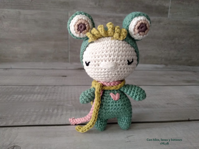 Con hilos, lanas y botones: Little Frog (diseño de CrochetConfetti)