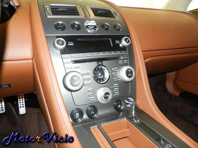 Aston Martin Vantage 2011 - interior