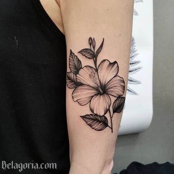 Un tatuaje hawaiano de mujer