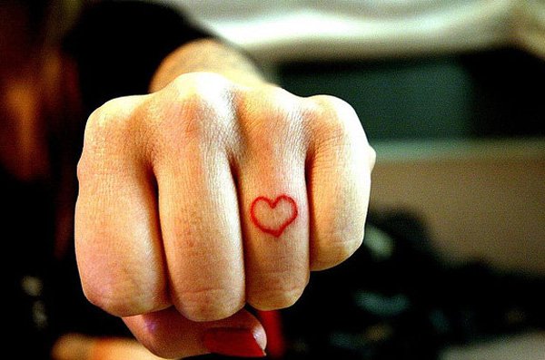 55 ideias criativas de tatuagens para os dedos