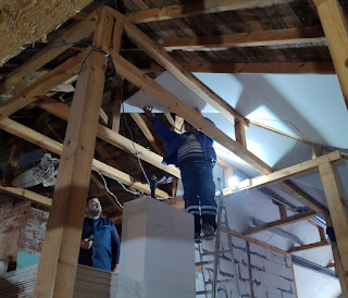 Fitting plasterboard onto the roof