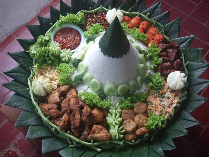 Nelly Arny Masri Promosi Tumpeng 