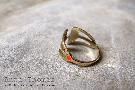 Bague Anne Thomas rouge fluo doré Larsen