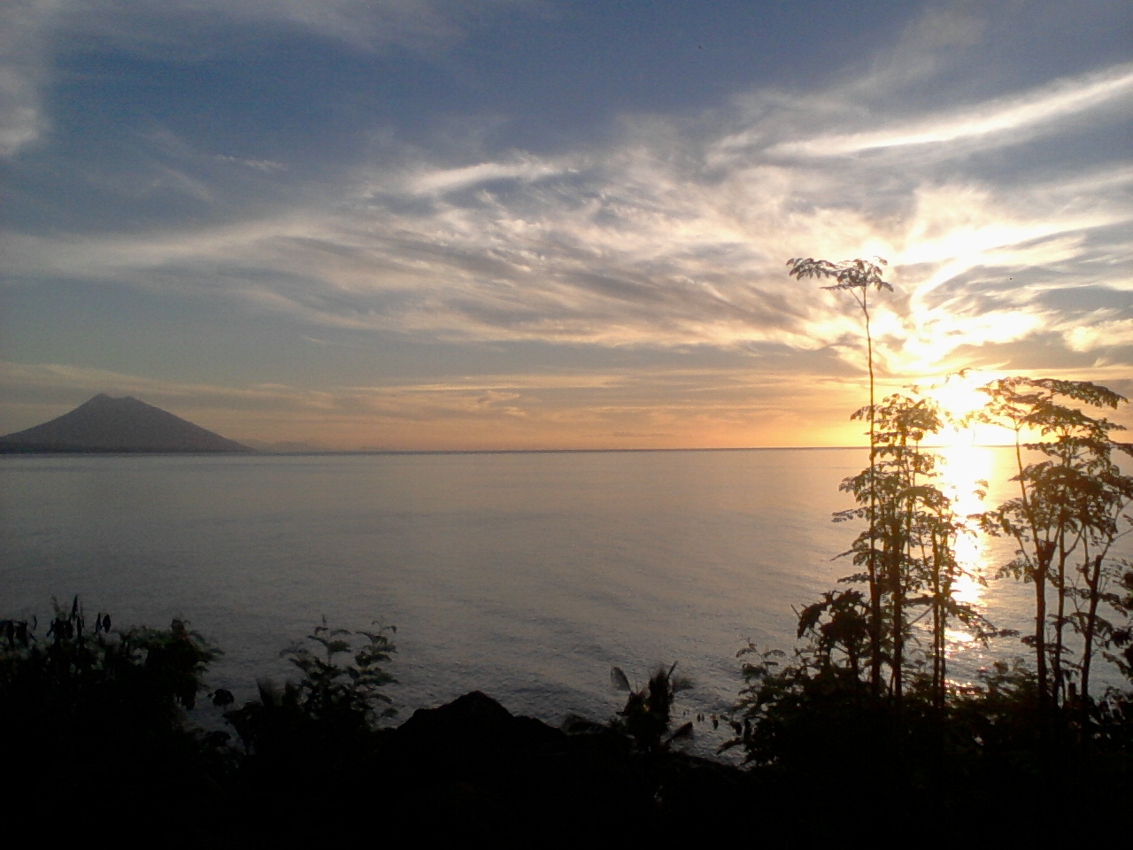 Lembata Tourism Menikmati Indahnya Pemandangan  Laut senja  