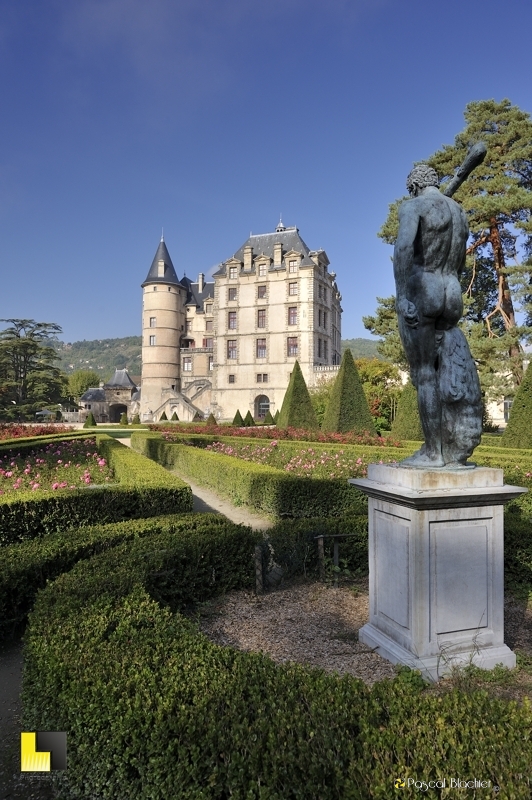 la statue d'hercule face au château de vizille photo blachier pascal