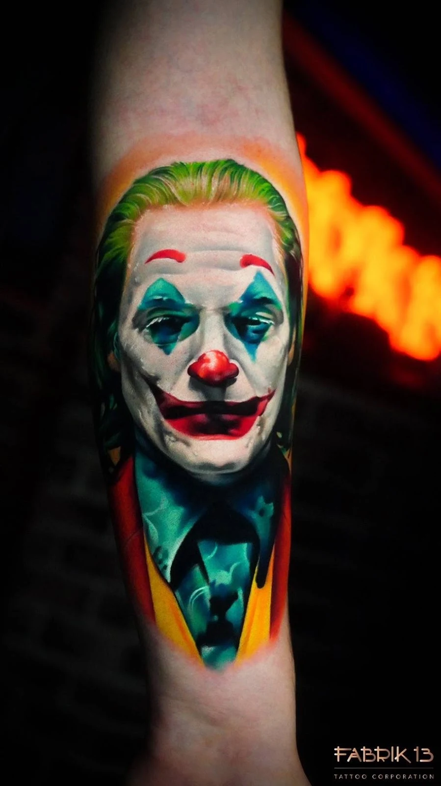 Foto de un tatuaje de  Joaquin Phoenix caracterizado como el Joker