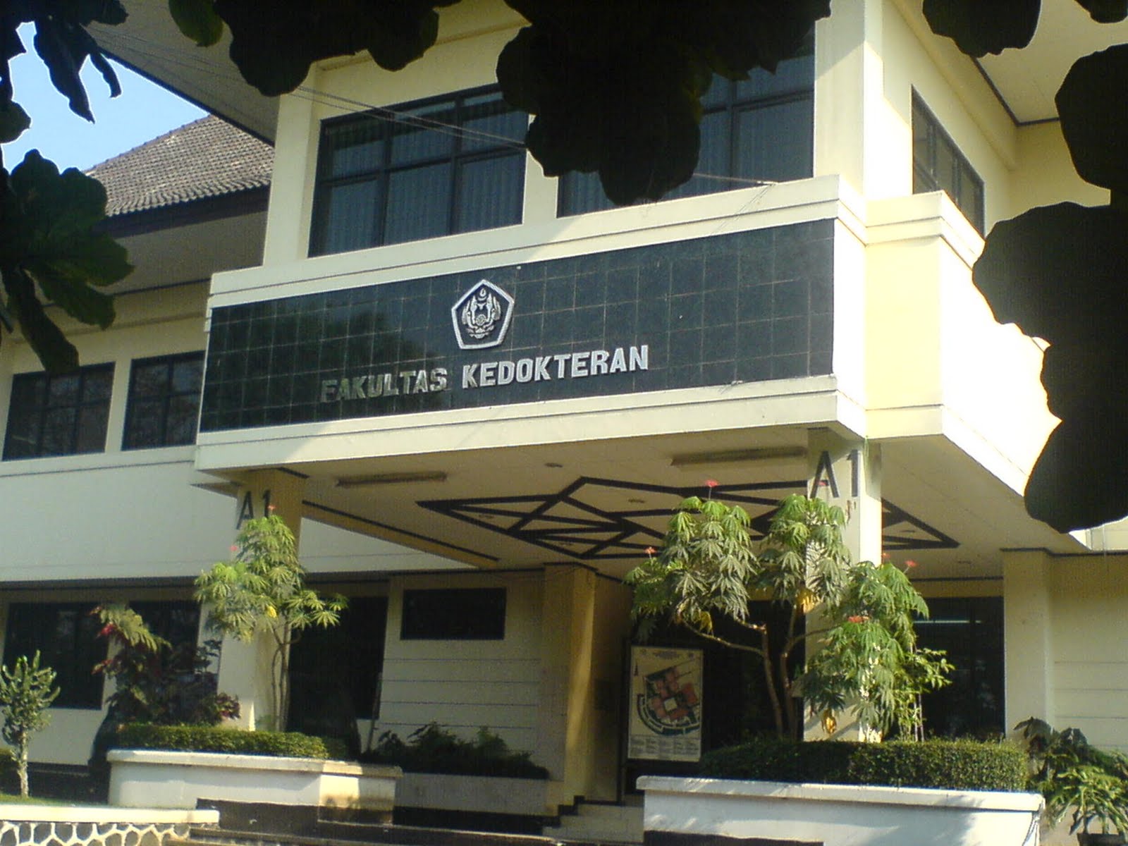 Letak Geografis Fakultas Kedokteran Universitas Padjadjaran Bandung sejak Universitas Padjadjaran membuka kampus II berada di Kawasan Jatinangor kabupaten