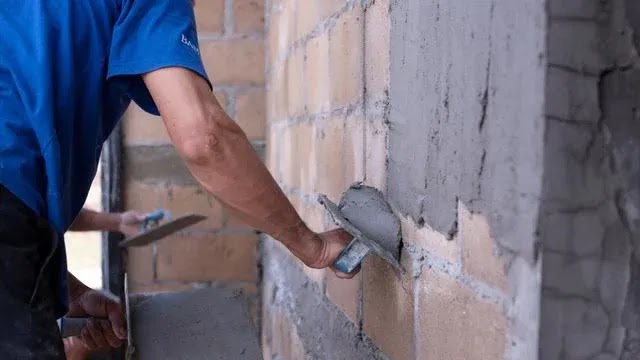Harga borongan tenaga plesteran dan acian per meter area Jabodetabek