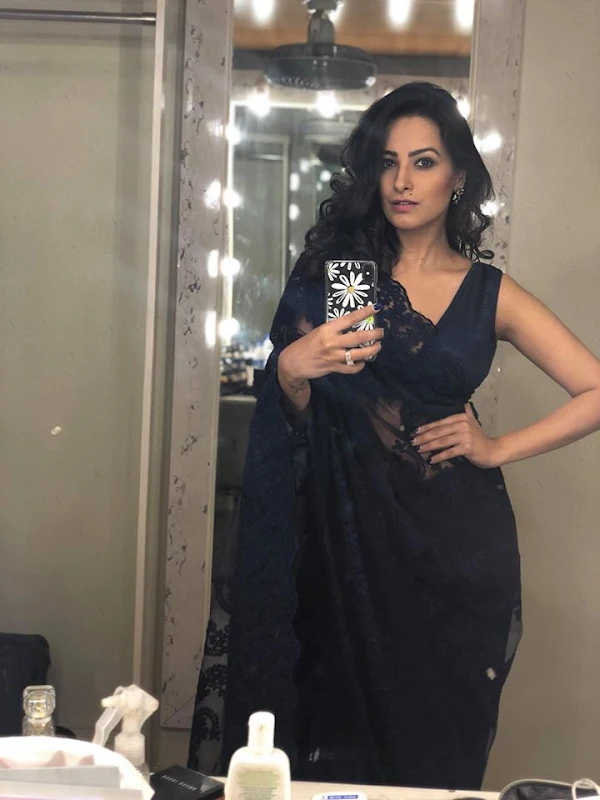 anita hassanandani saree selfie hot actress