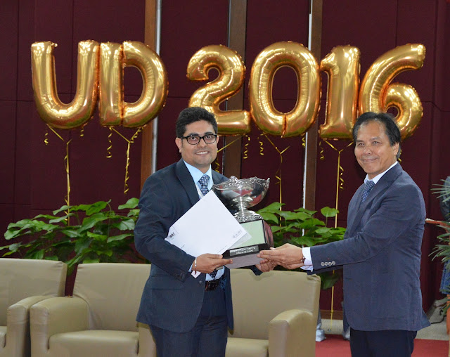 (Left) Dr Shekhar Bhatia; 1st prize winner for the Teaching Excellence Award category receiving the John Simpson Trophy (challenge trophy), Certificate of Commendation and Cash Reward of RM2,000.00 (for individual) from Prof Abdul Aziz Baba, Vice Chancellor of IMU Education (right)