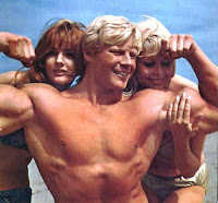 ديف درابر Dave Draper  الذي اشتهر بدوره في مسلسل Muscle Beach Party