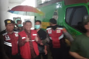  Kepala Inspektorat Lampura di Gelandang Naik Mobil Tahanan Kejagsaan Negeri Lampung Utara