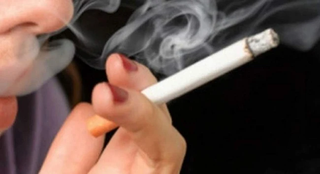 Μαυρωτάς: Ο νόμος για το κάπνισμα παραβιάζεται και μέσα στη Βουλή