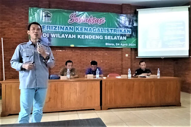 Sosialisasi Perijinan Ketenagalistrikan di Saung Mekar Sari mendapat sorotan dari Slamet Eko Ariyanto, Manajer Wilayah Jawa Tengah PT Eleska IATKI, dan Ziza Gita Hardini dari DPMPTSP Jawa Tengah.