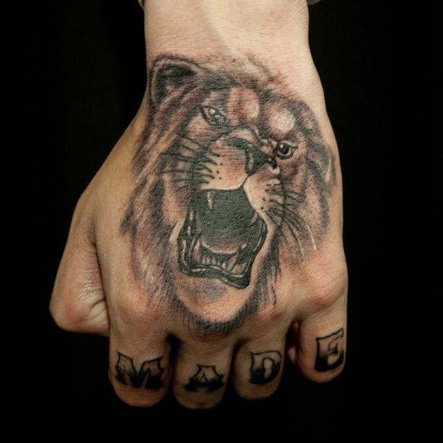 tatuagens de leão para homens e mulheres