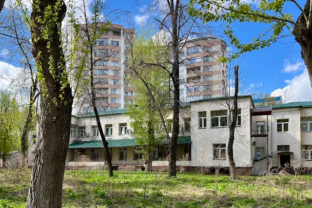 Новослободская улица, дворы, бывший Специализированный дом ребёнка № 10 (здание построено в 1937 году), жилой комплекс «Тверская плаза» (построен в 2005 году)