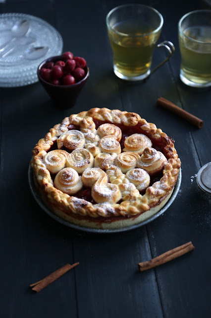 pirog , russe , tourte , pâte briochée, cerises et poires