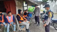 Petugas Berikan Pesan Kamtibmas Saat Sambang di Desa Kelembak