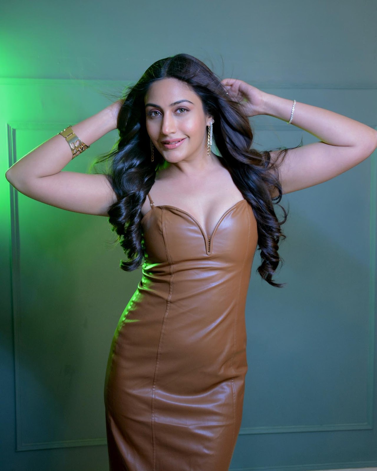 Surbhi Chandna cleavage hot tv actress