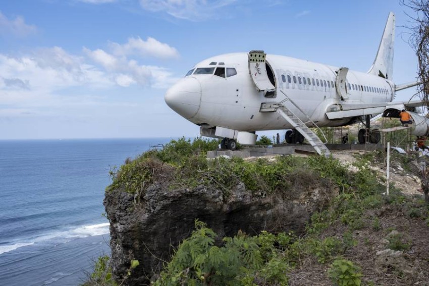 An outdated Boeing 737 lands in Bali to attract tourists A Boeing aircraft was placed out of service on a cliff in the southern coast of Bali with the aim of attracting visitors to this Indonesian island, which, due to the epidemic, no longer attracts large numbers of tourists as it used to.