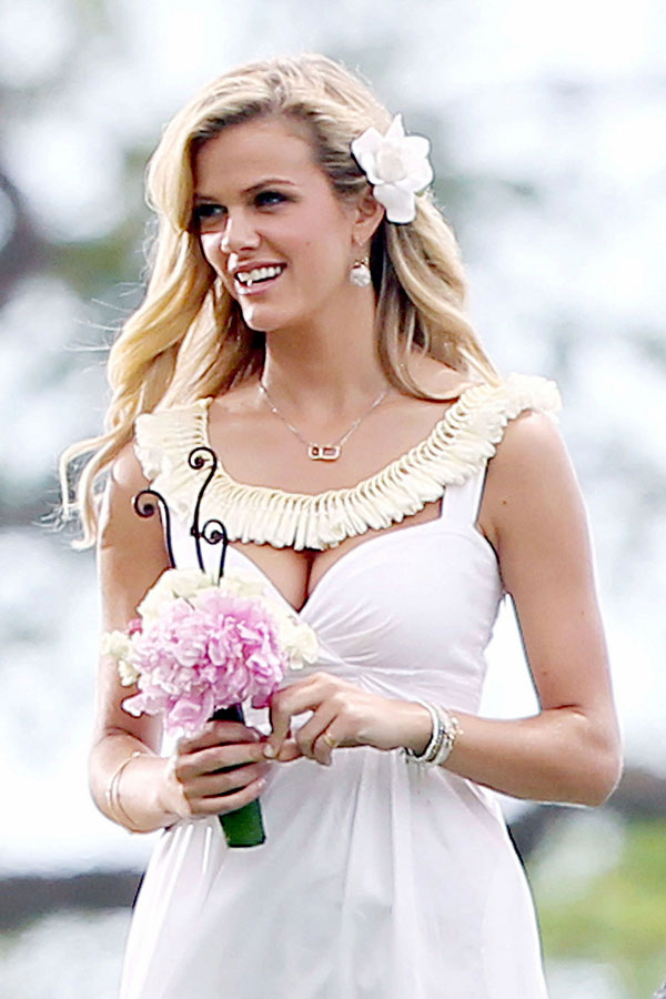 Brooklyn Decker Beautiful Cleavage