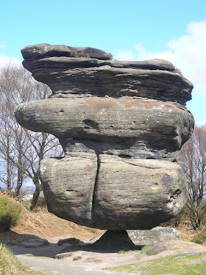 artikel-populer.blogspot.com - 7 Balancing Rocks Yang Terkenal Di Dunia