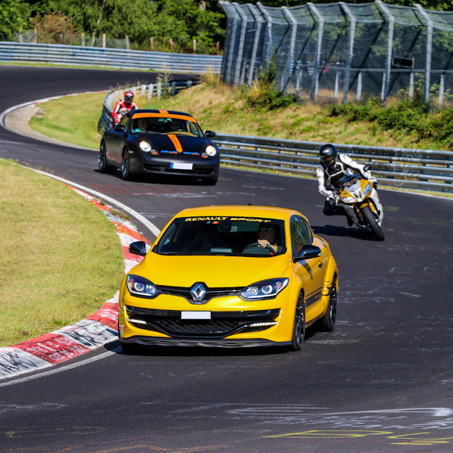 Autos und Motorräder auf der Nordschleife