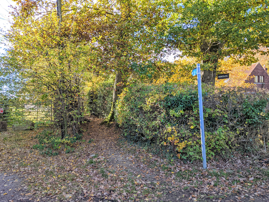 Cholesbury-cum-St Leonards footpath 27 heading SW off Shire Lane